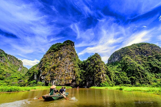 Highlight Ninh Binh Full Day Tour Tam Coc Boat, Mua Cave, Hoa Lu - Comfortable Bus Transfer